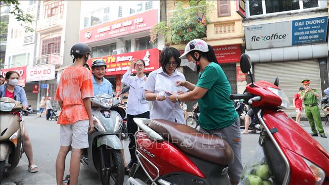 Người thân động viên, dặn dò thí sinh trước khi vào phòng thi, tại điểm thi Trường THPT Thăng Long (quận Hai Bà Trưng). Ảnh: Thanh Tùng - TTXVN